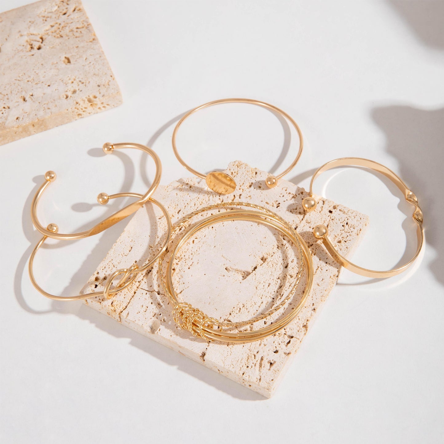 Amelise | Women's minimalist bracelet set with shiny geometry | Gold