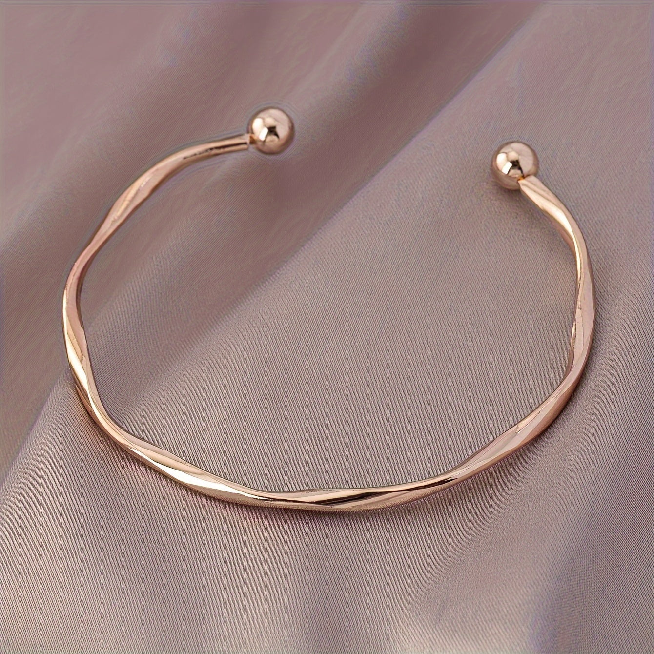 Soraya | Women's minimalist twisted bracelet | Gold yellow
