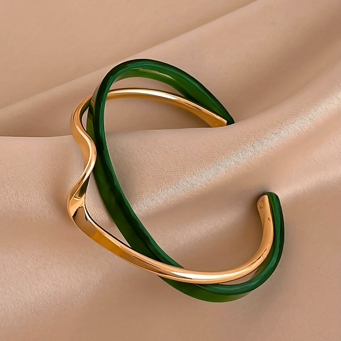 Alenya | Women's minimalist wavy bracelet | White
