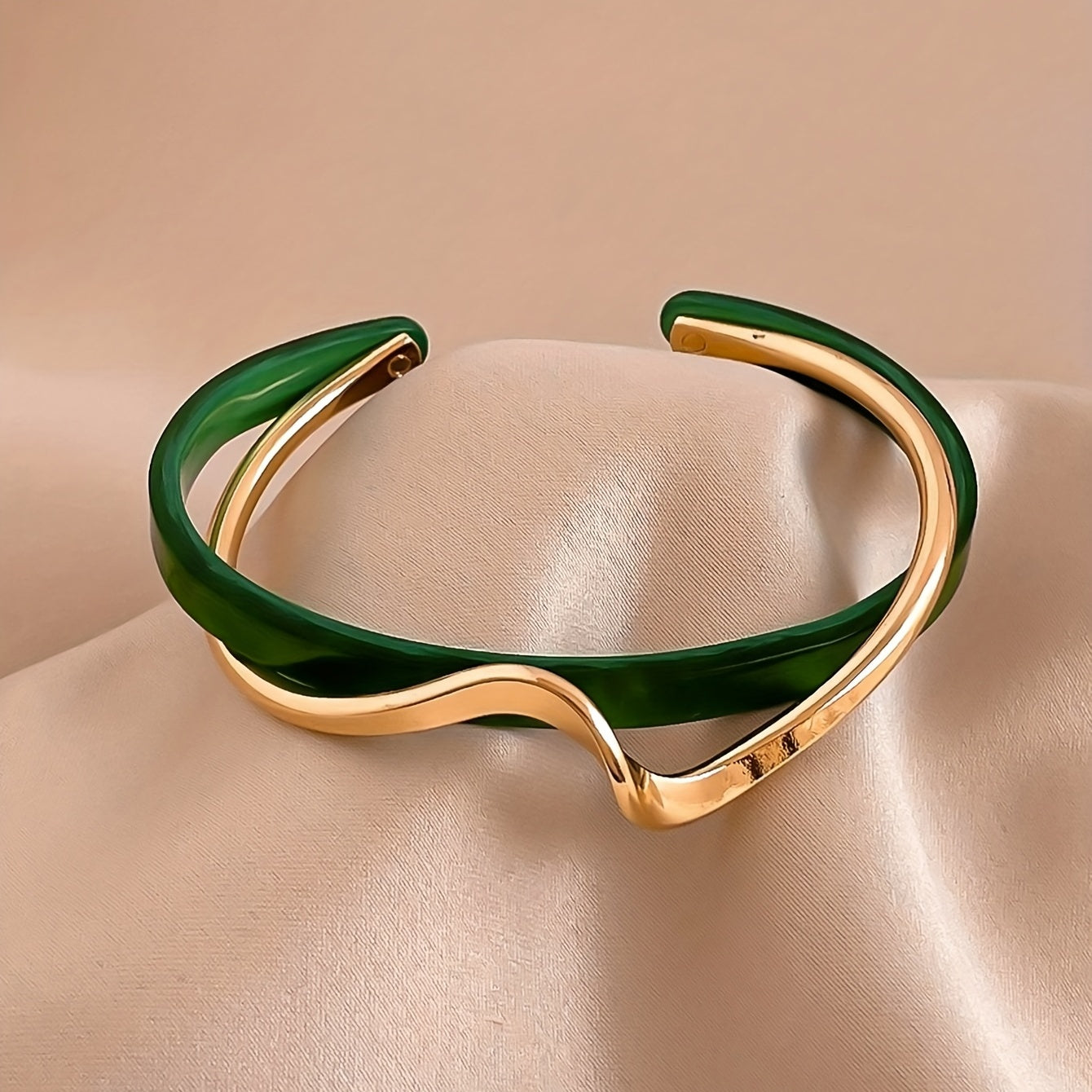 Alenya | Women's minimalist wavy bracelet | White