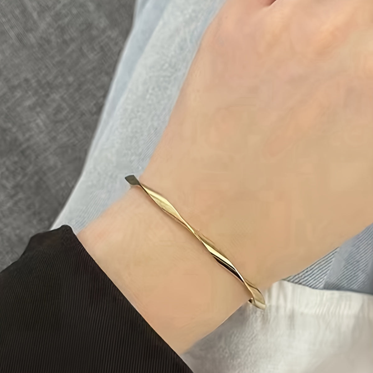 Soraya | Women's minimalist twisted bracelet | Gold yellow