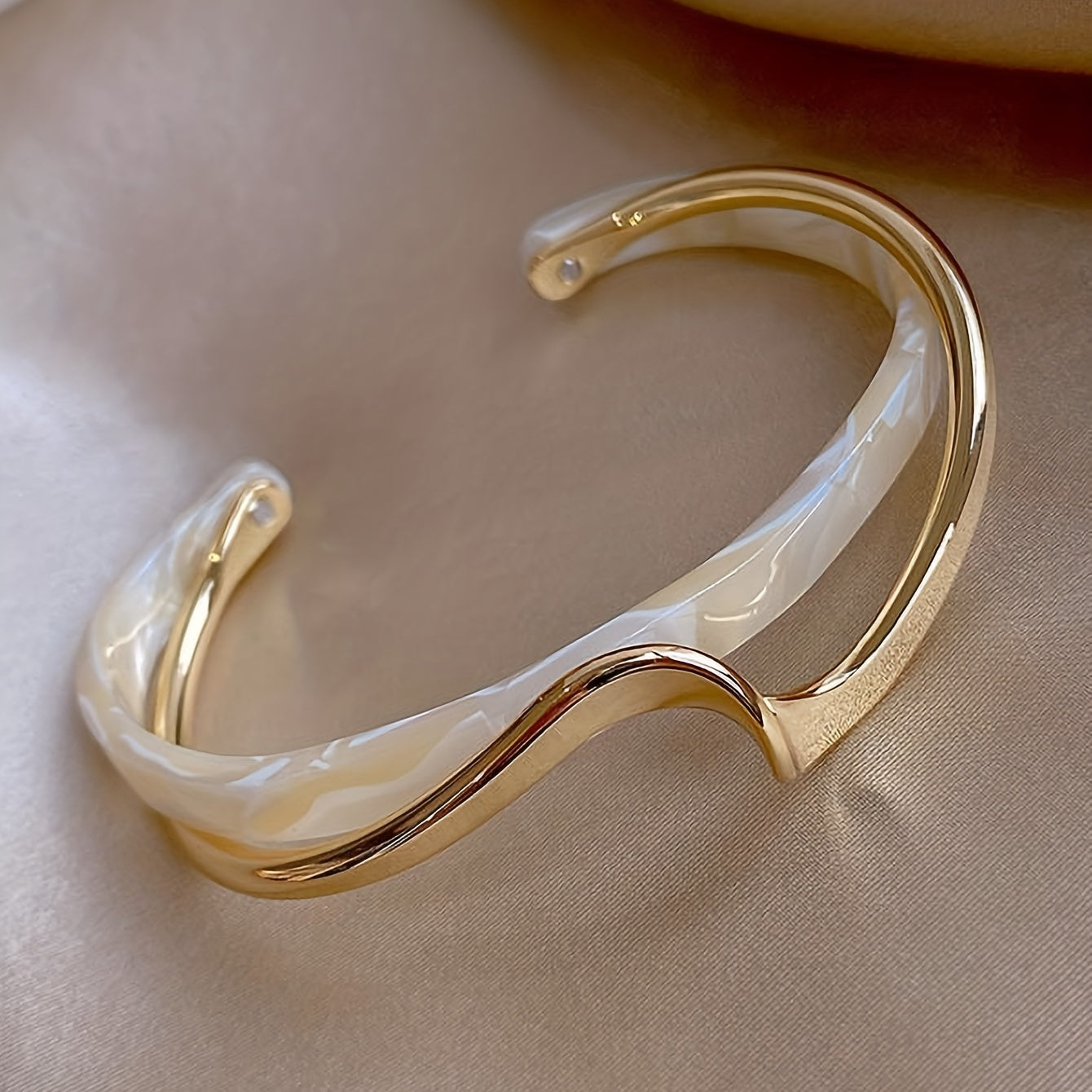 Alenya | Women's minimalist wavy bracelet | White