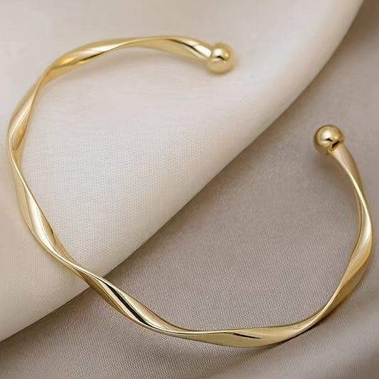 Soraya | Women's minimalist twisted bracelet | Gold yellow
