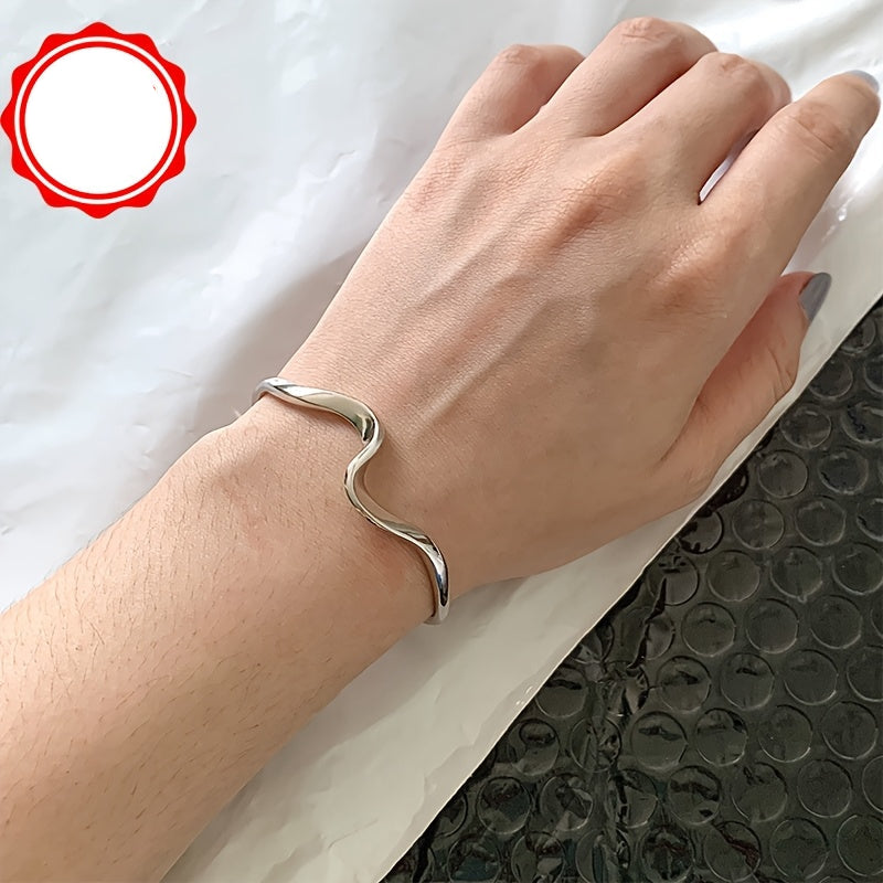 Meliora | Women's minimalist open bracelet | Silver