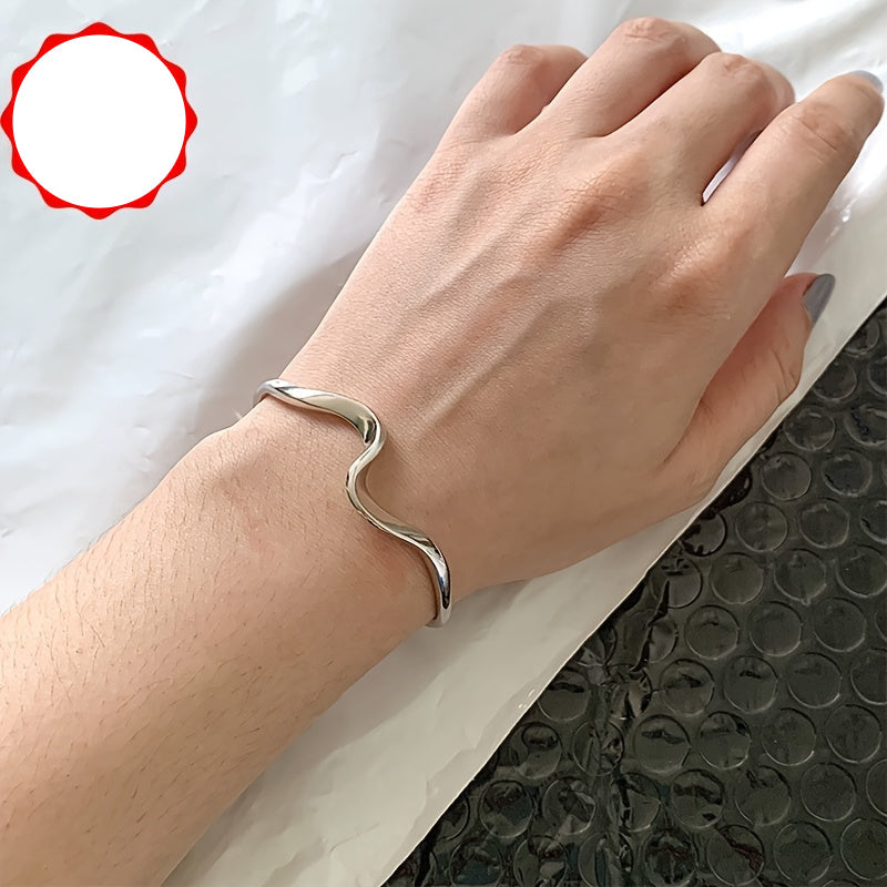 Meliora | Women's minimalist open bracelet | Silver