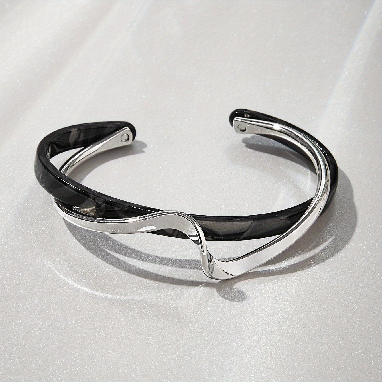 Alenya | Women's minimalist wavy bracelet | White