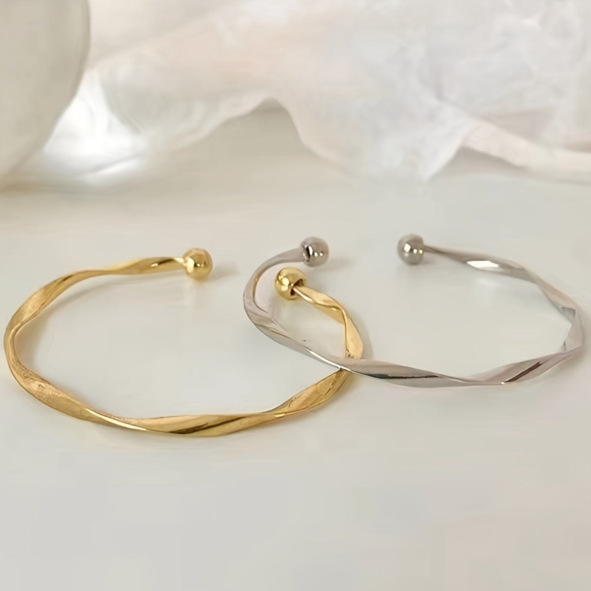 Soraya | Women's minimalist twisted bracelet | Gold yellow