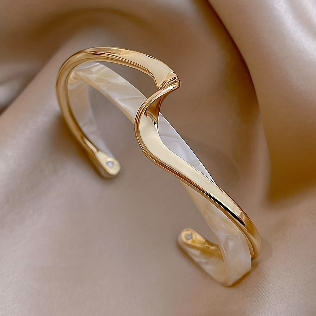Alenya | Women's minimalist wavy bracelet | White