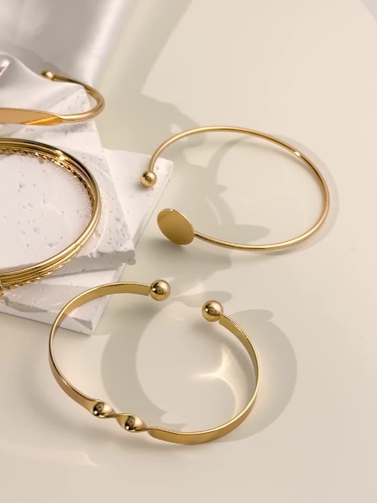 Amelise | Women's minimalist bracelet set with shiny geometry | Gold