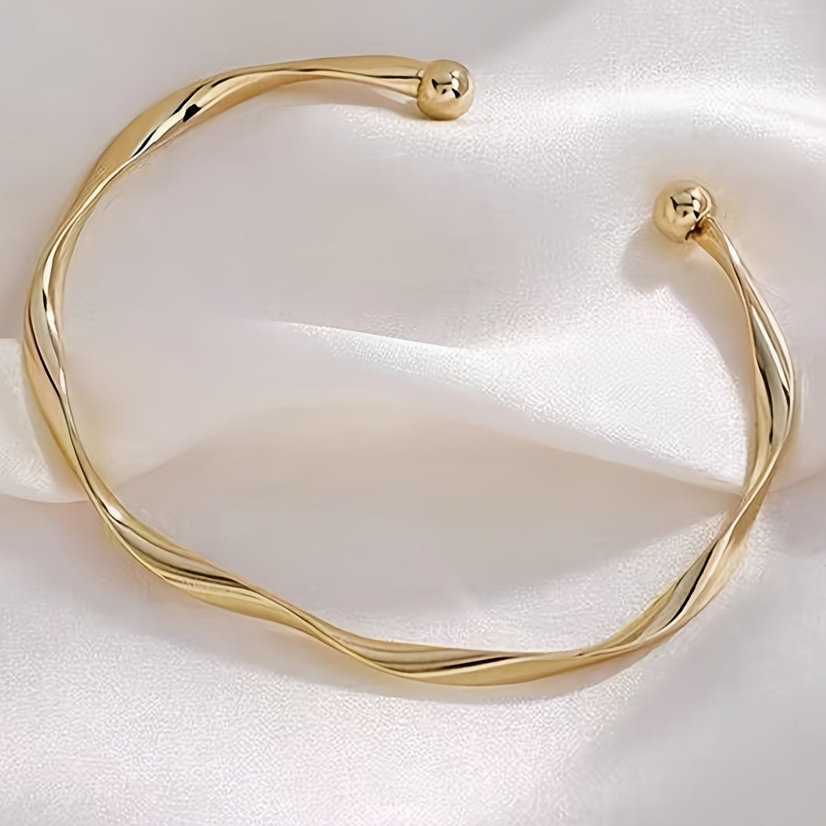 Soraya | Women's minimalist twisted bracelet | Gold yellow