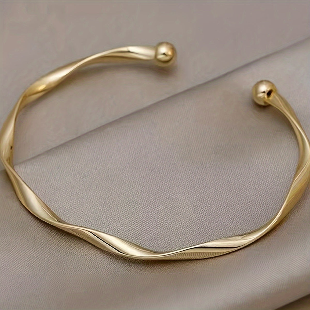 Soraya | Women's minimalist twisted bracelet | Gold yellow