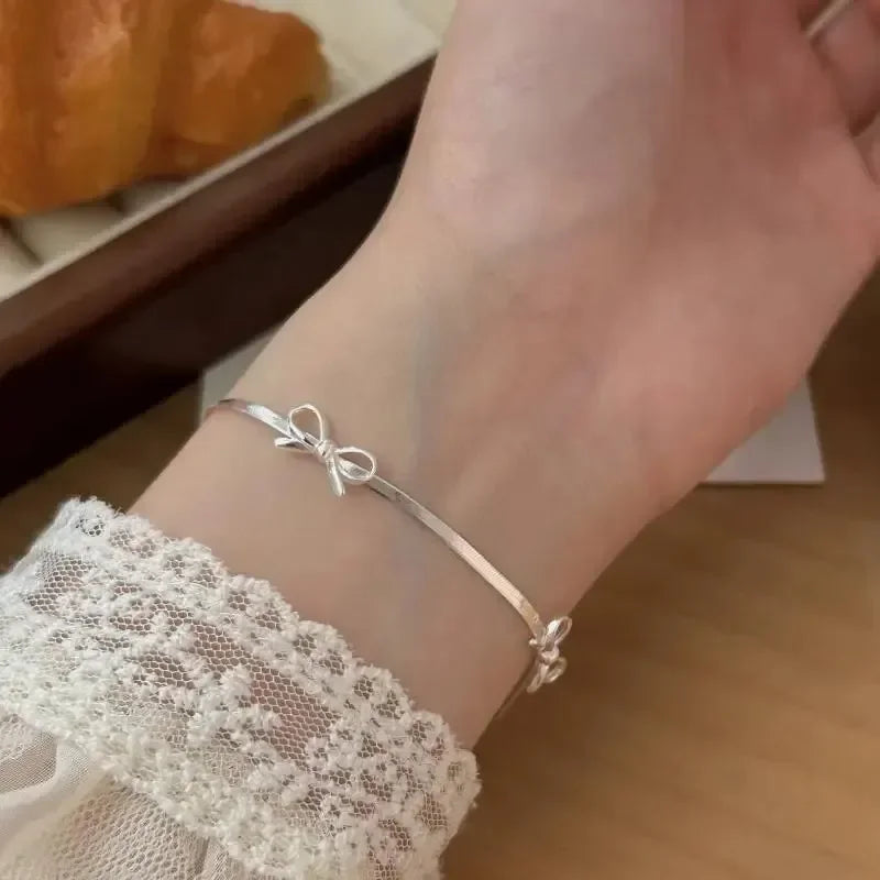 Miralyn | Women's bracelet with bow detail and elegant shine | Silver