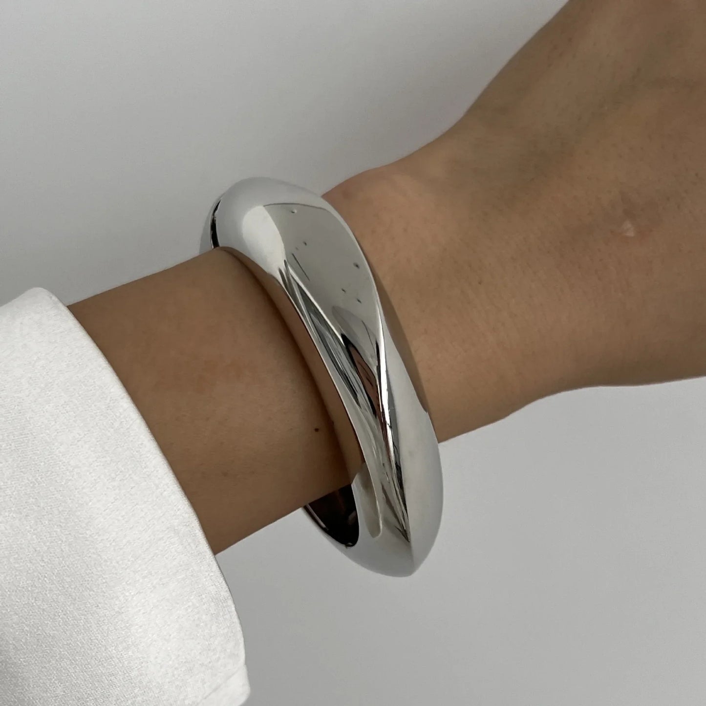 Ravien | Geometric cuff bracelet with vintage flair | Silver