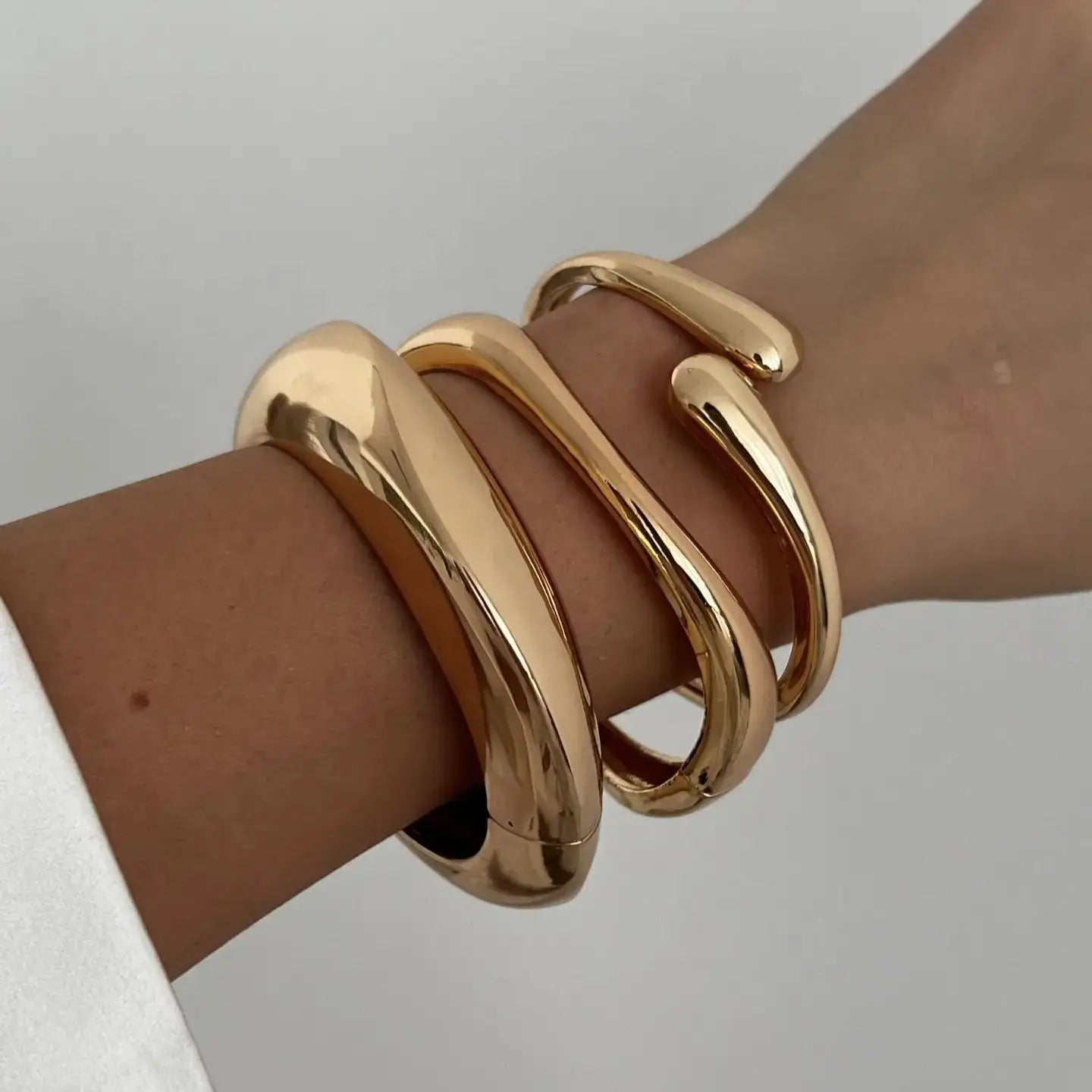 Ravien | Geometric cuff bracelet with vintage flair | Silver