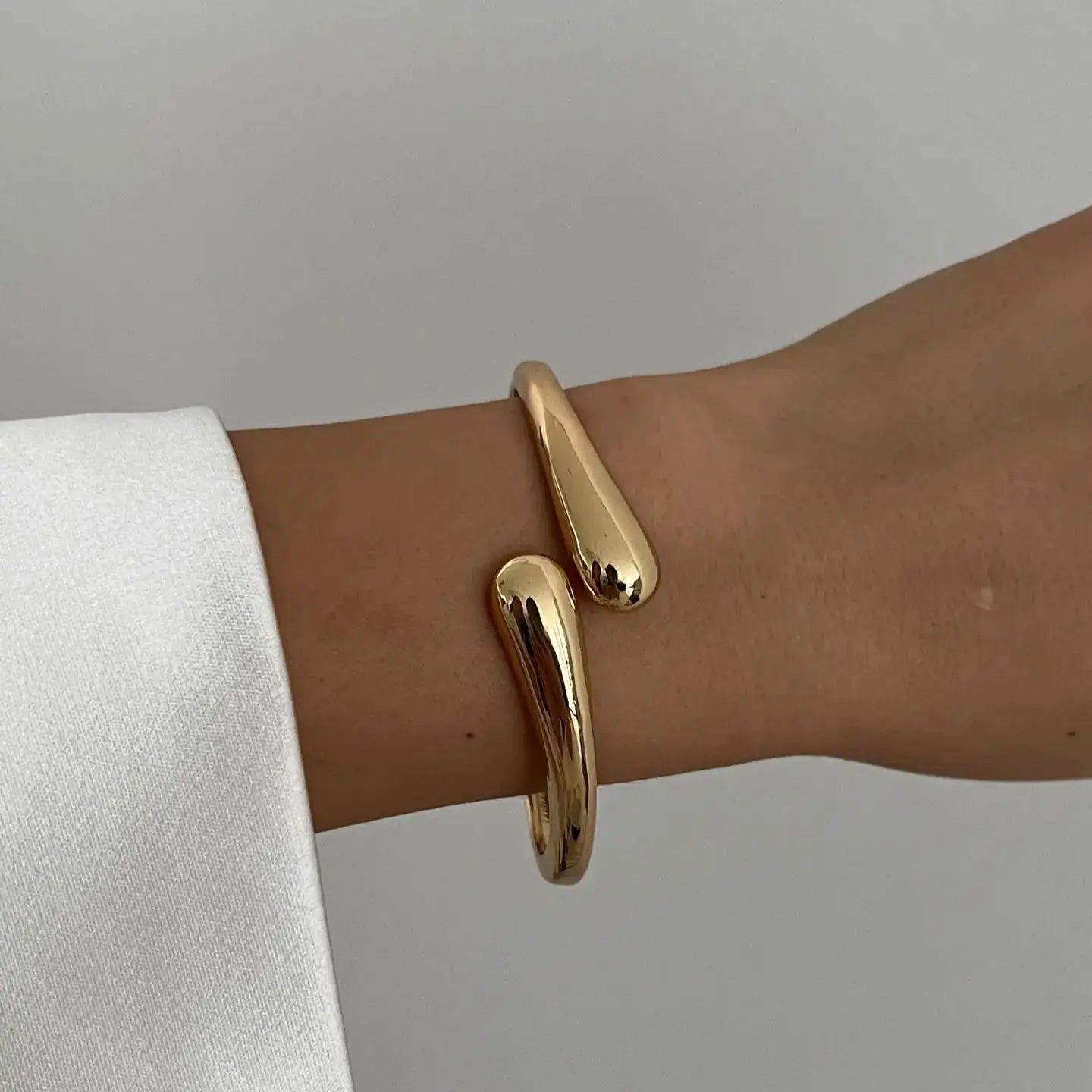 Ravien | Geometric cuff bracelet with vintage flair | Silver