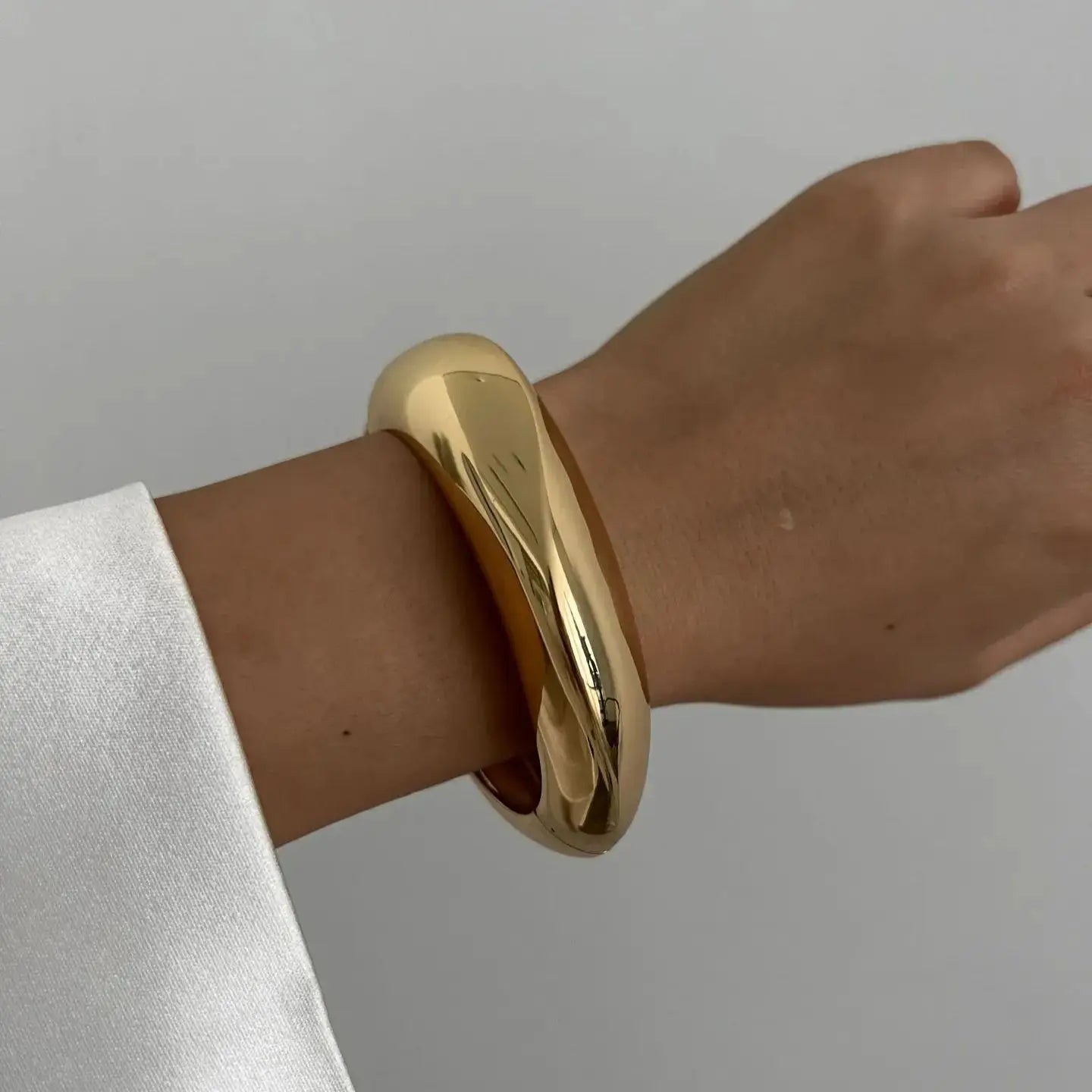 Ravien | Geometric cuff bracelet with vintage flair | Silver