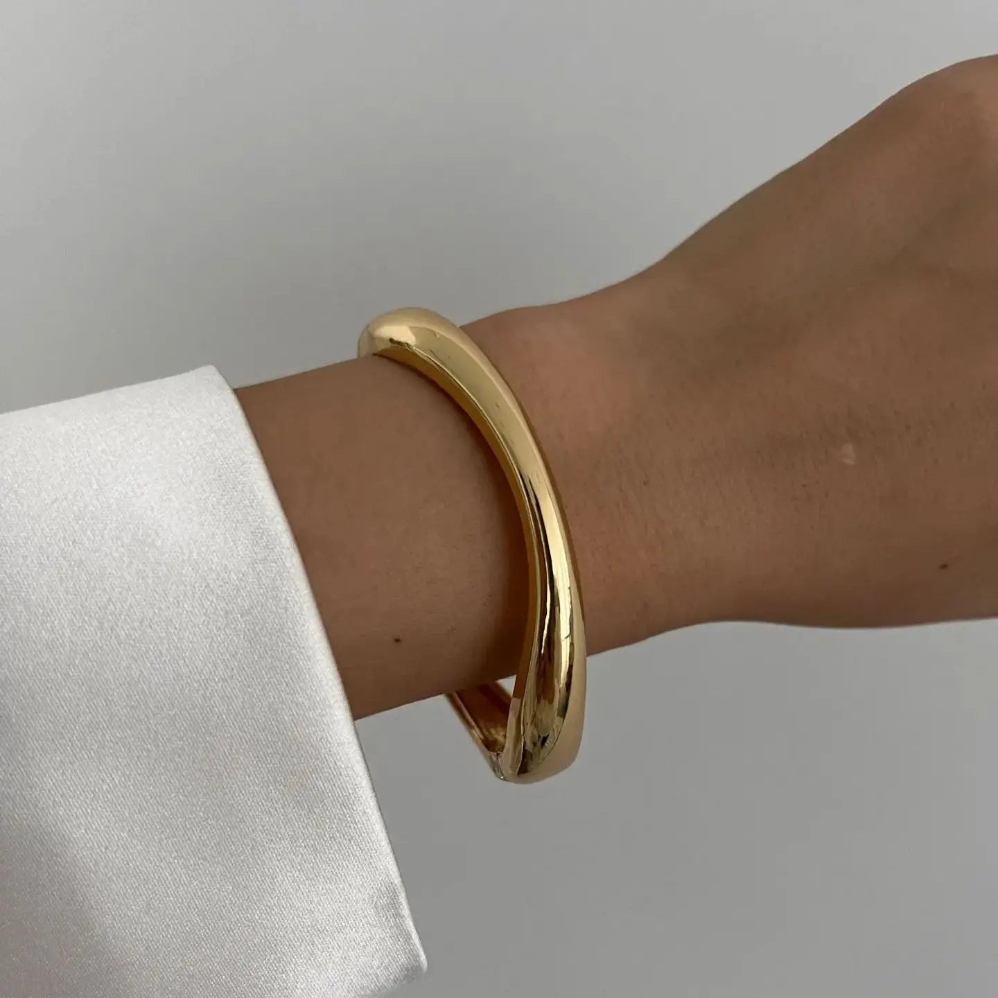 Ravien | Geometric cuff bracelet with vintage flair | Silver