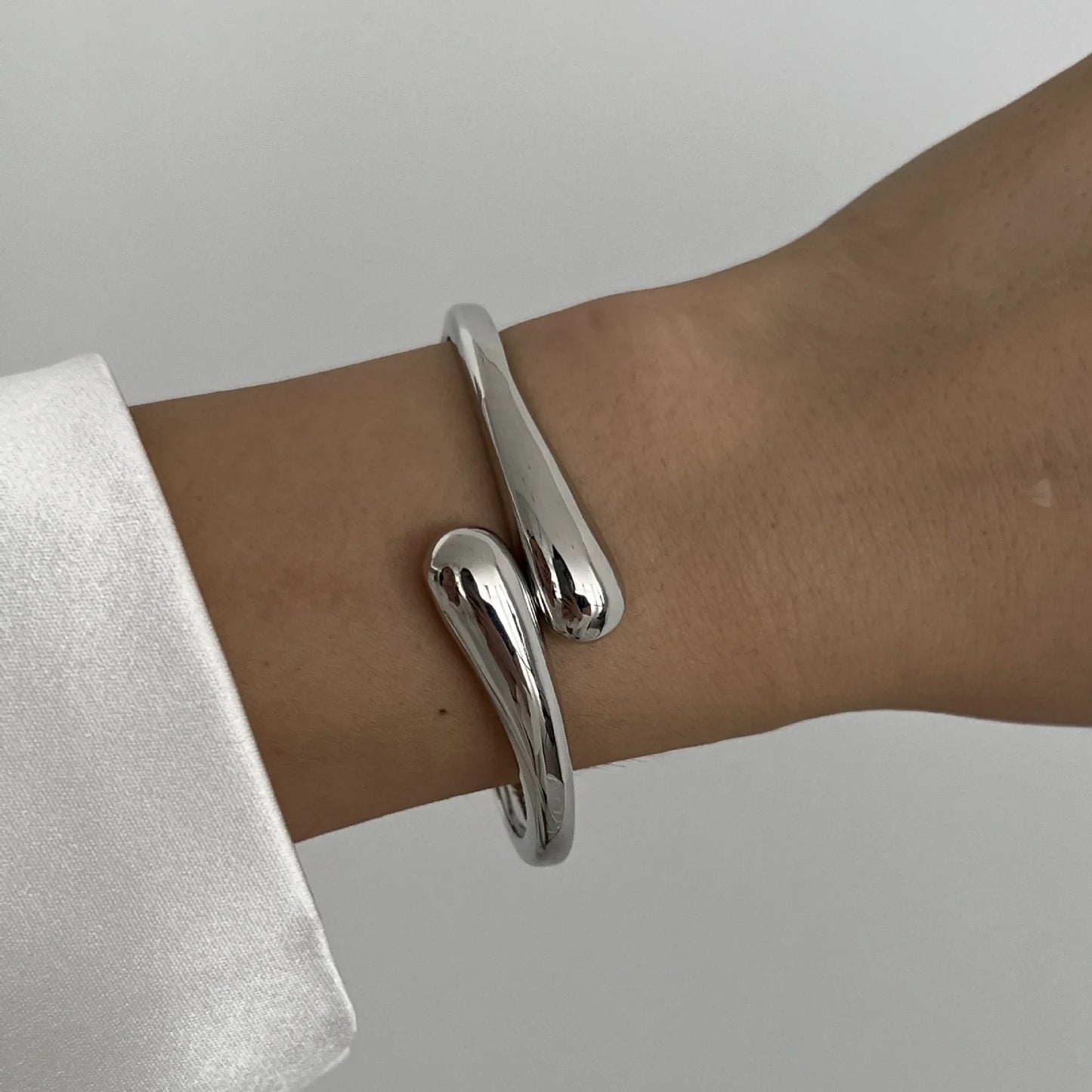 Ravien | Geometric cuff bracelet with vintage flair | Silver