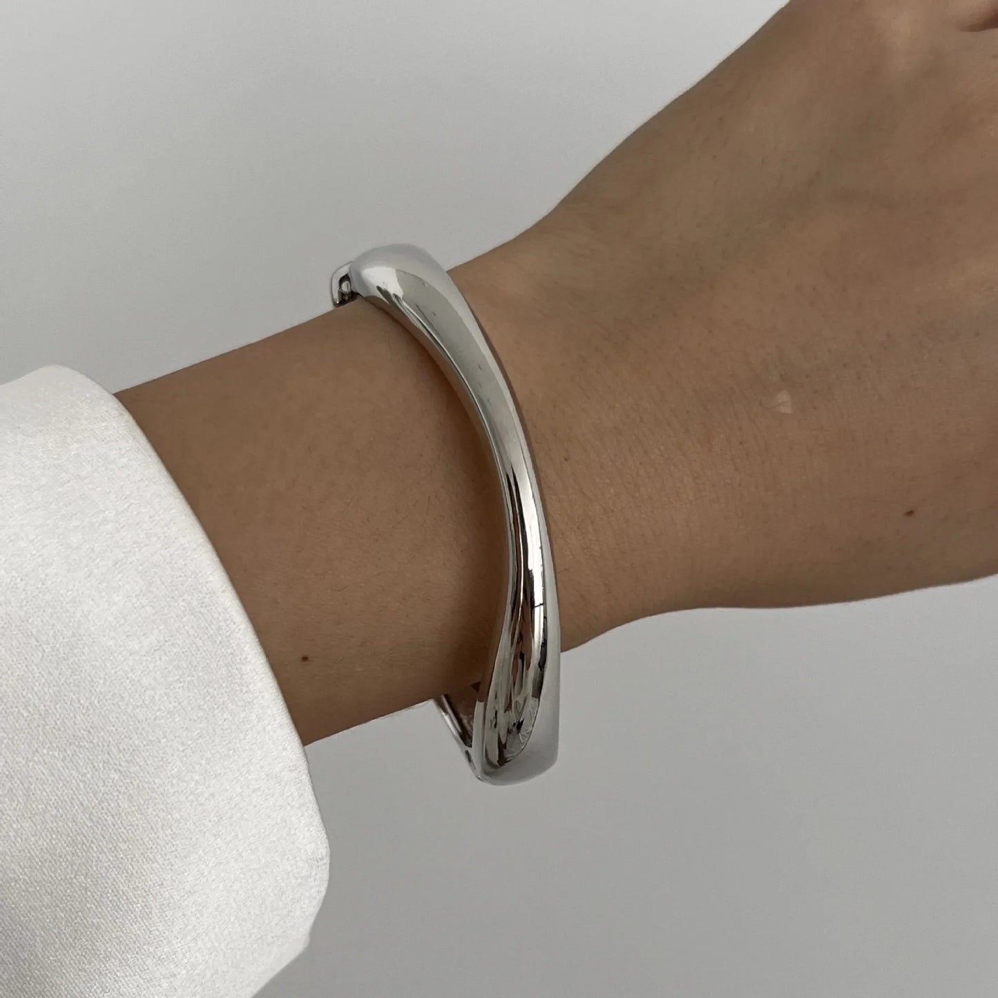 Ravien | Geometric cuff bracelet with vintage flair | Silver