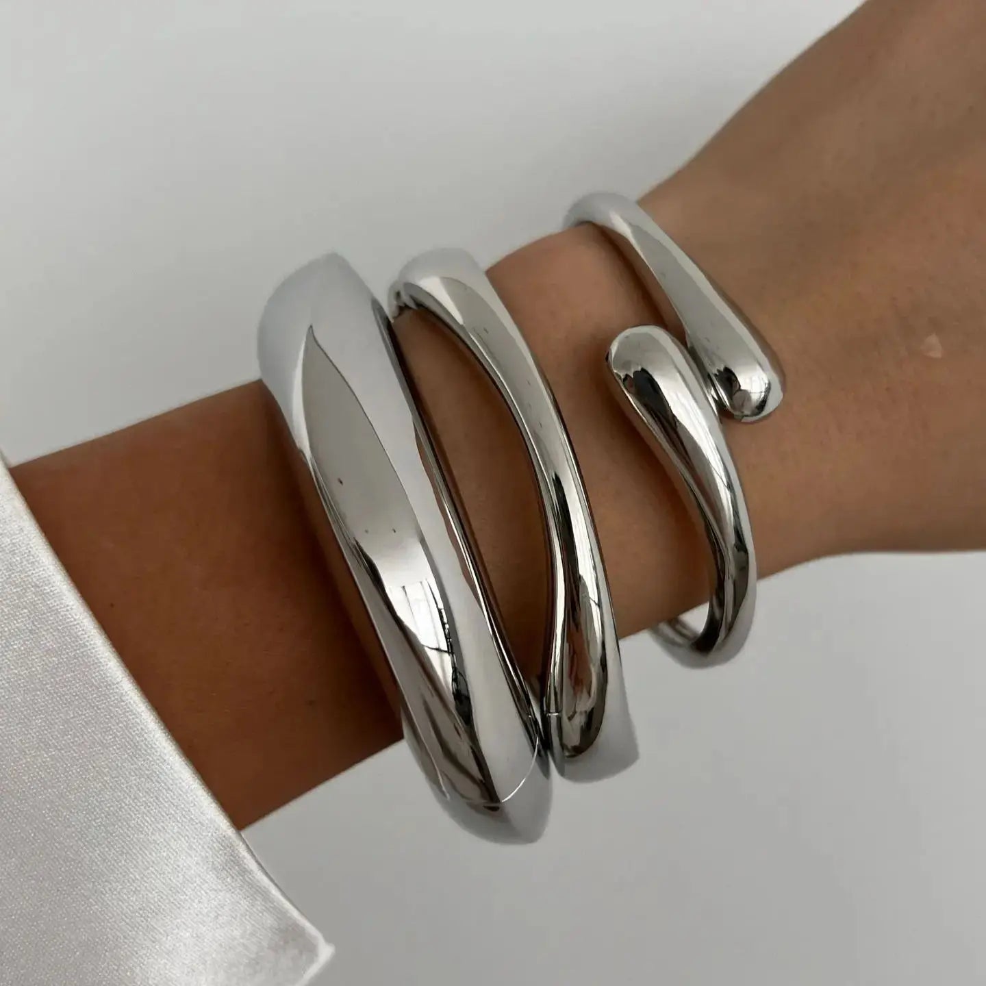 Ravien | Geometric cuff bracelet with vintage flair | Silver