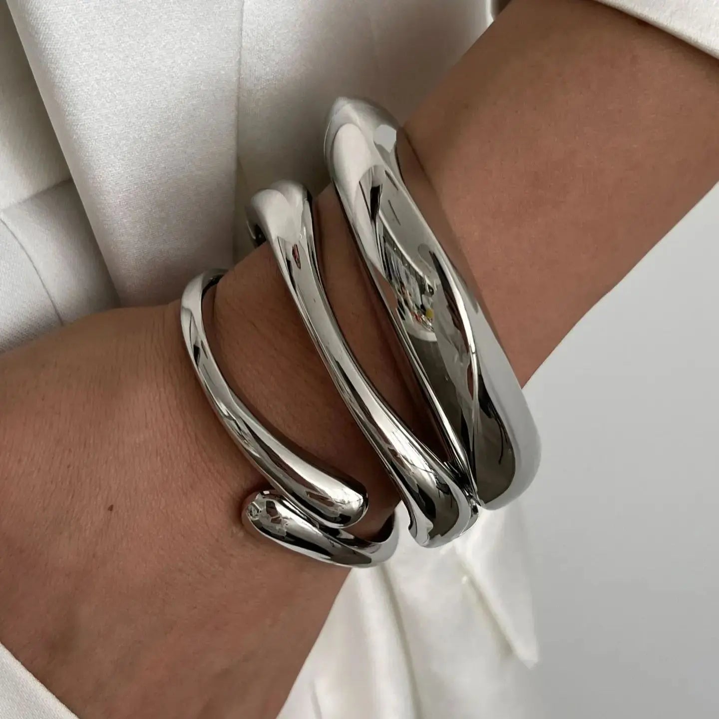 Ravien | Geometric cuff bracelet with vintage flair | Silver