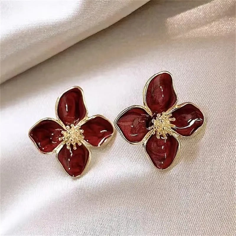 Vylaura oorbellen met een verfijnd bloemenontwerp in groen en goudaccenten. Deze elegante oorbellen stralen luxe en tijdloze charme uit. Perfect voor een stijlvolle toevoeging aan zowel dagelijkse als feestelijke outfits.