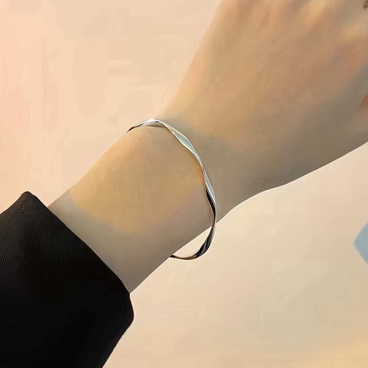Soraya | Women's minimalist twisted bracelet | Gold yellow
