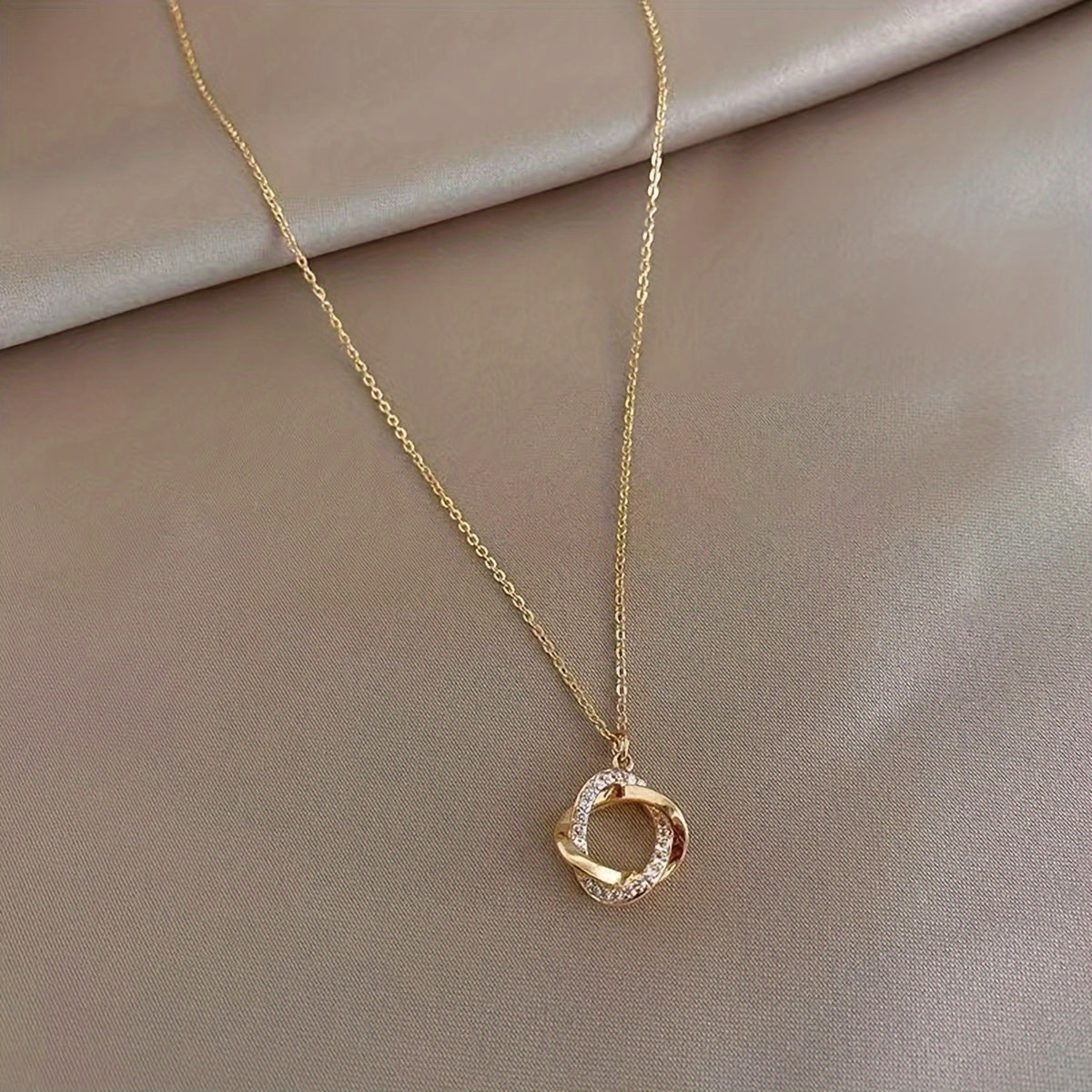 Elveria | Women's elegant pendant necklace with diamond look | Gold yellow