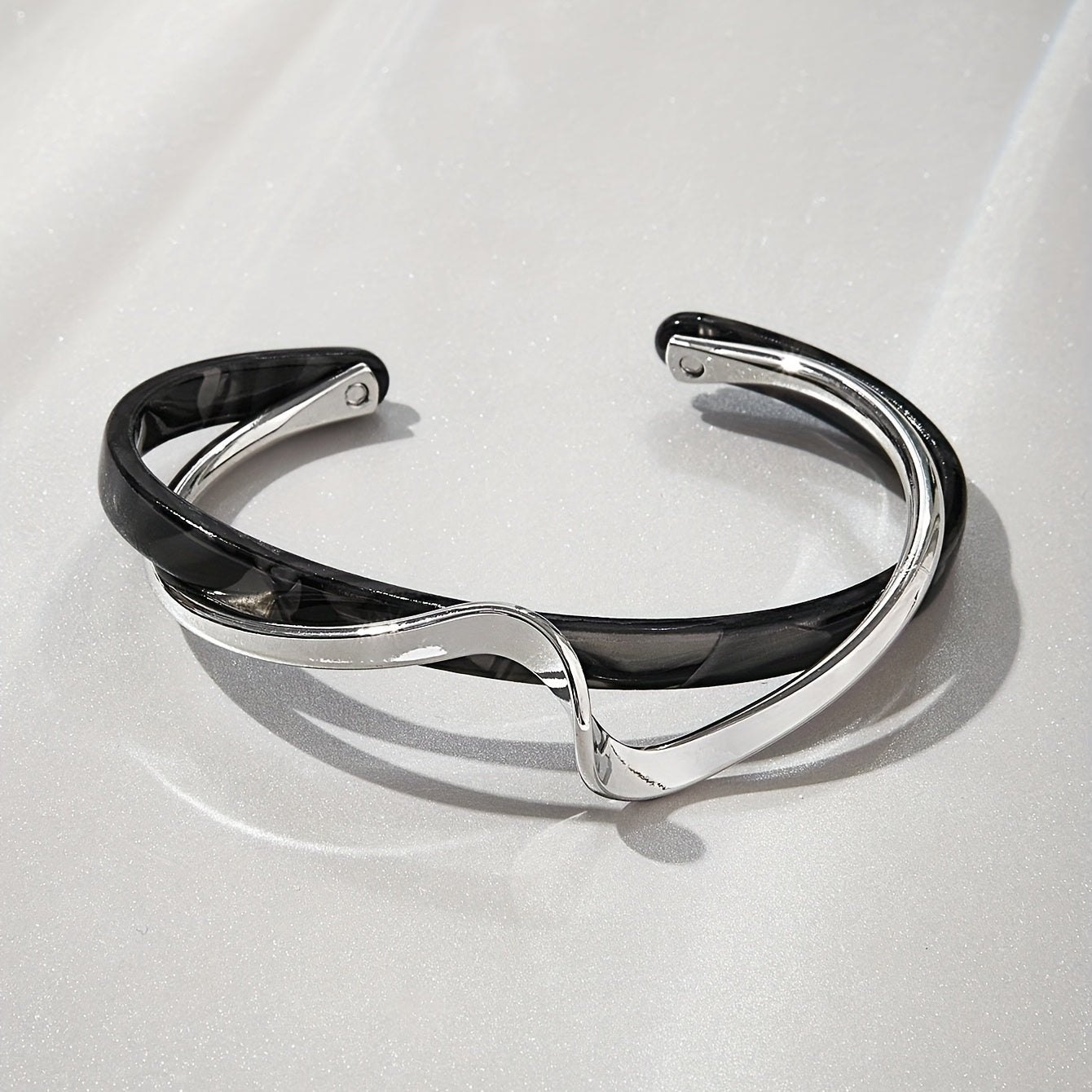 Alenya | Women's minimalist wavy bracelet | White