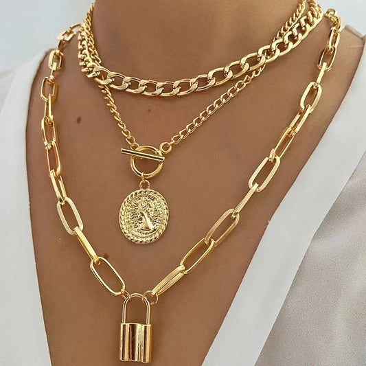 Averia | Women's Vintage Necklace Set with Pendant | Gold