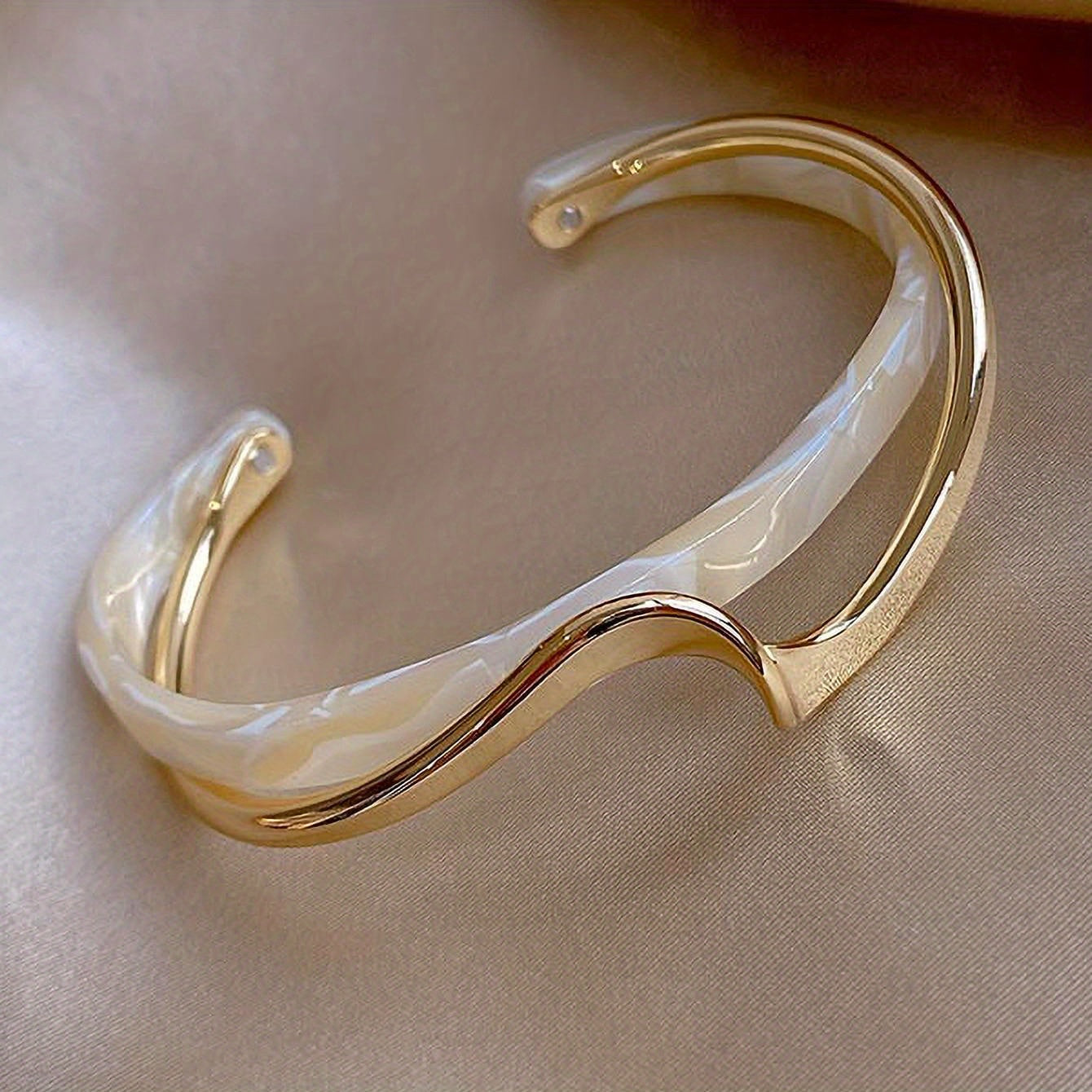 Alenya | Women's minimalist wavy bracelet | White